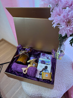 Jacqueline Joy Muttertags Geschenkbox – Handverlesene Wellness-Box mit Duftkerze, Pflegeset, Muttertagskarte, Entspannungsbad & Überraschung für Mamas und beste Freundinnen