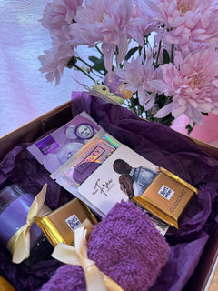Jacqueline Joy Muttertags Geschenkbox – Handverlesene Wellness-Box mit Duftkerze, Pflegeset, Muttertagskarte, Entspannungsbad & Überraschung für Mamas und beste Freundinnen